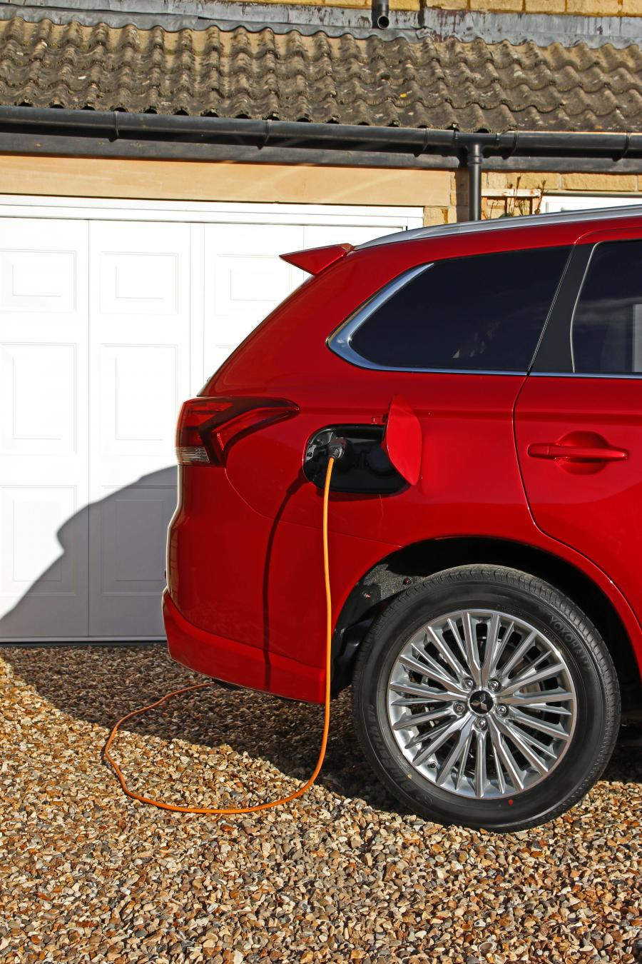 Детали экстерьера Mitsubishi Outlander PHEV 2018 года  (UK) (фото 25 из 25)